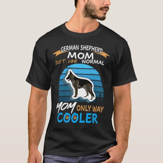 3頭のドイツ牧羊犬のママ 普通のママとそっくり ただ違うのは Tシャツ (正面)