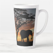 3頭の象が日没に背を高くする カフェラテマグ (右)