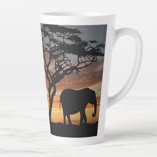 3頭の象が日没に背を高くする カフェラテマグ (右)