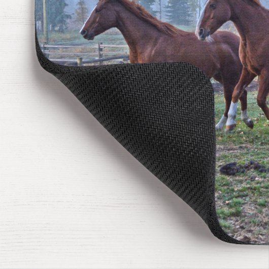 3頭の馬が1つの馬の恋人の写真の贈り物として移動 マウスパッド (コーナー)