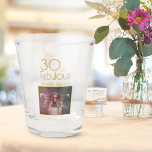 30と素晴らしい金ゴールドグリッター写真30th Birthday ショットグラス<br><div class="desc">30と素晴らしい金ゴールドグリッター写真30th誕生日パーティーショットグラス。モダンデザインとトレンディータイポグラフィ、カスタム写真と名前。彼女パーソナライズされたのために30歳の誕生日プレゼントを作りなさい。</div>