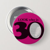 30の写真のおもしろいのショッキングピンクのボタンまたはバッジはだれであるか見て下さい 缶バッジ (正面&裏面)