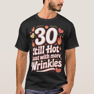 30まだ熱いしわの多いおもしろい誕生日 Tシャツ