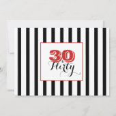 30モダン歳気のあるそぶりをしたと30歳の誕生日ブラック&レッド 招待状 (裏面)
