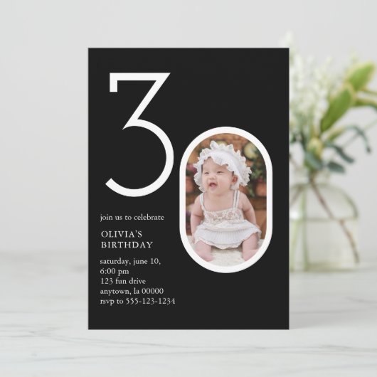 30モダンthミニマル誕生日パーティーシック・ブラック 招待状 (スタンド正面)