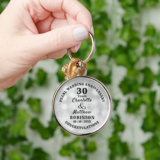 30周年記念パール結婚のギフトパーソナライズされた キーホルダー (手)
