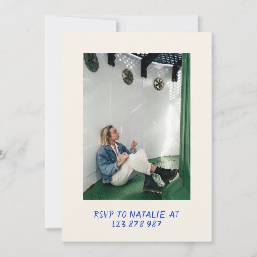 30手描きブルーボウマルチニフォト誕生日 招待状 (裏面)