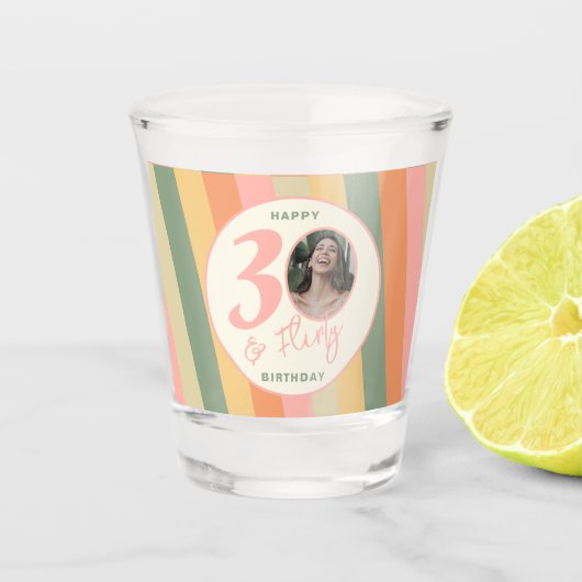 30歳とボホ気のあるそぶりをしたピンクフォト誕生日パーティー ショットグラス (正面)