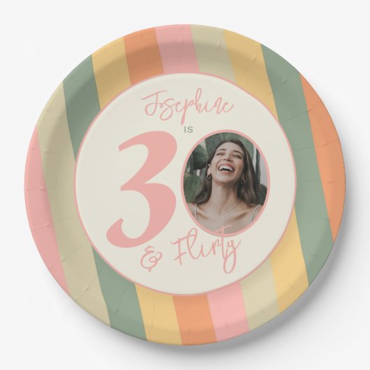 30歳とボホ気のあるそぶりをしたピンクフォト誕生日パーティー ペーパープレート (正面)