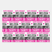 30歳の女の子の写真白黒ホットピンクウォー ラッピングペーパーシート (正面)