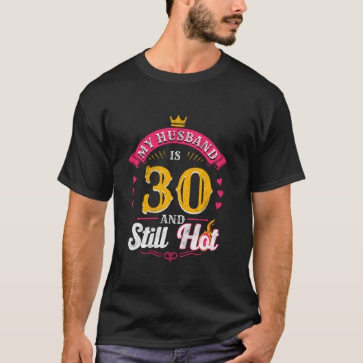 30歳の誕生日の夫は30歳でまだ30歳 Tシャツ (正面)