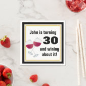 30歳の誕生日を祝ってワインを楽しむ スタンダードカクテルナプキン (インサイチュ)