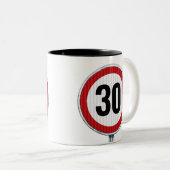 30歳の誕生日コーヒーマグと道路標識とバー ツートーンマグカップ (正面右)