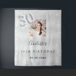 30歳の誕生日シルバー写真グリッターウェルカム タペストリー<br><div class="desc">豪華な30歳の誕生日パーティーのためのウェルカムタペストリー。 偽の銀の背景に偽のグリッターが飾られています。 写真、名前、日付をパーソナライズして追加します。 数字の30は風船のようなフォントで書かれています。 写真ブースの背景やパーティーの壁の装飾、装飾としても使用できます。</div>