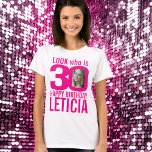 30歳の誕生日ピンクのルック30カスタムの写真と名前 Tシャツ<br><div class="desc">白の上に30歳の誕生日ピンク、誰が30カスタムの写真と名前tシャツだ。おもしろい30thパーソナライズされた写真ホットピンクと白の誕生日ティーデザイン。このバースデーシャツは、数字0の真ん中にある誕生日の女の子の写真でパーソナライズする。30歳素晴らしの節目の誕生日プレゼントにいくつかのおもしろいを追加するためのアイディア。他の一致するアイテムと色が利用可能。独占的デザインby Sarah Trett for www.mylittleeden.com</div>
