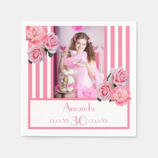 30歳の誕生日ピンクの白いストライプフローラ写真 スタンダードカクテルナプキン (正面)