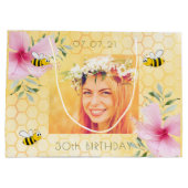 30歳の誕生日フォトビー蜂ハニカムピンクの花 ラージペーパーバッグ (裏面)