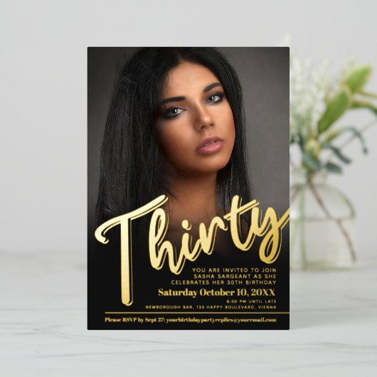 30歳の誕生日写真カスタム金ゴールド 箔招待状 (立ち正面)