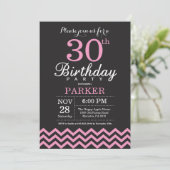 30歳の誕生日招待状 ブラックとピンクのシェブロン 招待状 (スタンド正面)