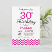 30歳の誕生日招待状 ホットピンクのシェブロン 招待状 (スタンド正面)