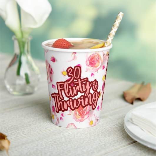 30歳の誕生日30気のあるそぶりをしたと繁栄するおもしろいピンク 紙コップ (インサイチュ)