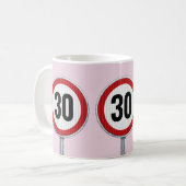 30歳の誕生日 カスタム年齢 制限速度標識 コーヒーマグカップ (正面左)