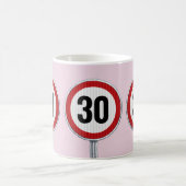30歳の誕生日 カスタム年齢 制限速度標識 コーヒーマグカップ (中央)