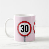 30歳の誕生日 カスタム年齢 制限速度標識 コーヒーマグカップ (左)