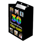 30歳の誕生日：レインボー「30」、写真カスタムと名前 ミディアムペーパーバッグ (裏面アングル)