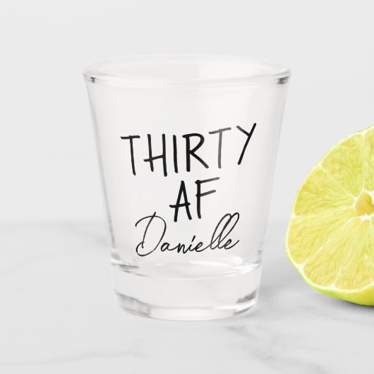 30歳パーソナライズされたおもしろいの誕生日 ショットグラス (正面)