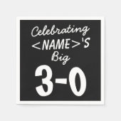 30歳パーソナライズされた誕生日ブラック紙ナプキンス スタンダードカクテルナプキン (正面)