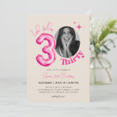 30歳モダンの誕生日ベージュピンクバルーン写真 招待状 (スタンド正面)