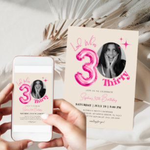 30歳モダンの誕生日ベージュピンクバルーン写真 招待状