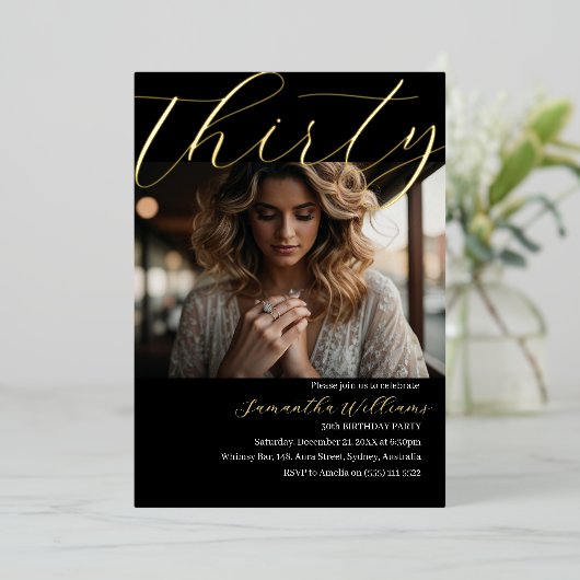30歳モダンの黒写真30歳の誕生日の招待状 箔シーズンカード (立ち正面)
