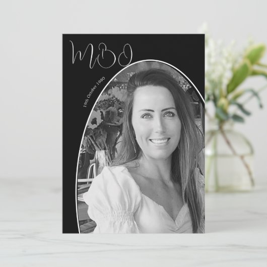 30白黒フォト誕生日モノグラム 招待状 (スタンド正面)