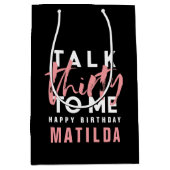 30私ピンクモダンのタイポグラフィのガーリー誕生日 ミディアムペーパーバッグ (正面)