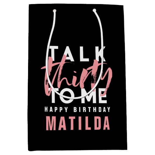 30私ピンクモダンのタイポグラフィのガーリー誕生日 ミディアムペーパーバッグ (正面)