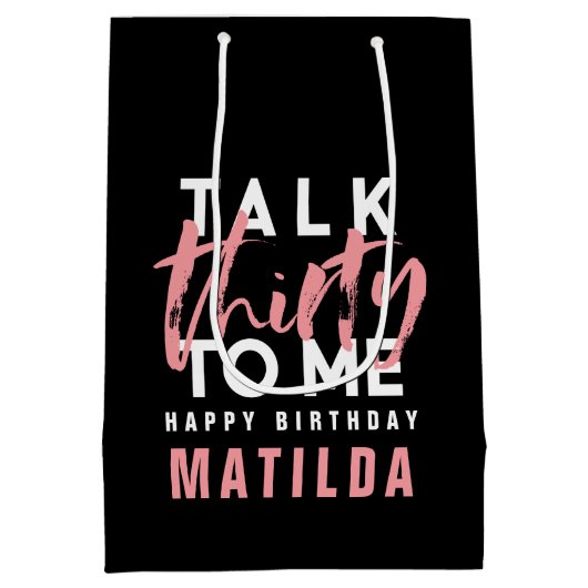 30私ピンクモダンのタイポグラフィのガーリー誕生日 ミディアムペーパーバッグ (裏面)