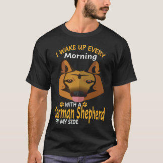 30 朝になるとジャーマンシェパードがいます Tシャツ