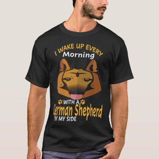 30 朝になるとジャーマンシェパードがいます  Tシャツ (正面)
