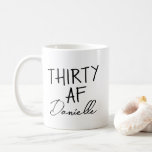 30 AF 30歳の誕生日おもしろいパーソナライズされた コーヒーマグカップ<br><div class="desc">30祝インに回すはっきりしたる、カフェイン入りのスタイルこのサッシー"THIRTY AF"パーソナライズされたマグカップ！シックな台本で名前をカスタムするの上に象徴的なフレーズを描いたこのマグカップは、あなたの友人最高の、妹、同僚、または自分自身のための完璧な30歳の誕生日の贈り物を作ります。朝のコーヒー、オフィスの笑い、インスタグラマブルのブランチなど、このカップは誕生日のエネルギー専攻のをもたらす。お客様独身のの好みに合わせて選ぶか両面で選ぶか、どちらにしても全ての飲み物で楽しめる。</div>