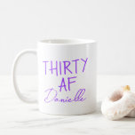 30 AF 30歳の誕生日おもしろいパーソナライズされた コーヒーマグカップ<br><div class="desc">30祝は、このおもしろいと素晴らしい"THIRTY AF"バースデーマグとスタイルで、紫の台本にカスタマイズあなたの名よくはしゃぐ前を付けて。あなたはパーティーの後の朝にコーヒーを飲んだり、あなたのベスティーを生意気で個人的な何かを与えるかどうか、このマグカップは30をさらに記憶に残る。マイルストーンはっきりしたの誕生日、ブランチ、または驚きのギフトボックスに最適な明るいデザイン。あなたのパーソナライズし、誕生日の女王のように飲む。</div>