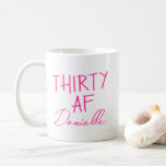 30 AF 30歳の誕生日おもしろいパーソナライズされた コーヒーマグカップ<br><div class="desc">30祝は、このおもしろいと素晴らしい"THIRTY AF"バースデーマグとスタイルで、あなたの名カスタマイズ前をピンクのスクリプトでよくはしゃぐして。あなたはパーティーの後の朝にコーヒーを飲んだり、あなたのベスティーを生意気で個人的な何かを与えるかどうか、このマグカップは30をさらに記憶に残る。マイルストーンはっきりしたの誕生日、ブランチ、または驚きのギフトボックスに最適な明るいデザイン。あなたのパーソナライズし、誕生日の女王のように飲む。</div>