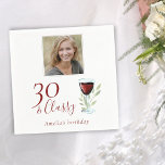 30 & Classiy Red Wine Glass 30th Birthday写真 スタンダードカクテルナプキン<br><div class="desc">30歳と上品な赤ワイングラス30歳の誕生日フォトナプキン。30歳の誕生日パーソナライズされたナプキンと引用文30 & Classy。そのデザインは赤ワインのグラスと小枝を持っている。</div>