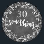 30 Something - 30th Birthday & up カスタムStickers ラウンドシール<br><div class="desc">NewParkLane – 黒い黒板の背景に対して、おもしろい引用文'30 Somethingエレガント'のおもしろいタイポグラフィのリースでシール。Zazzleの「ボタン」でカスタマイズ年齢を簡単に変更できる！おもしろいスタンプあなたの誕生日招待状を送信する30以上のための任意の誕生日のための…!</div>
