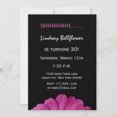 30thサプライズ誕生日暗い赤紫色ピンクデイジーメタリック 招待状 (裏面)