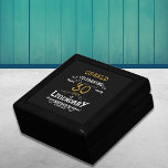 30thバースデーレジェンダリーブラック金ゴールドレトロ ギフトボックス<br><div class="desc">30歳祝の誕生日には、ヴィンテージを持つ理想的な誕生日ギフトボックスが感じある。白と金ゴールドのヴィンテージタイポグラフィデザインデザインを持つ黒い背景シンプルはレトロでエレガントもレトロで感じある。提供さカスタマイズれたテンプレートを使って、この誕生日プレゼントの文字を簡単に行う。30歳の誕生日コレクションの一部のパーティー用品やギフト。</div>