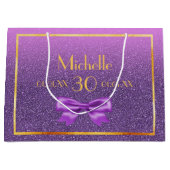30th誕生日パープルピンクグリッターモノグラム名 ラージペーパーバッグ (正面)