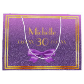 30th誕生日パープルピンクグリッターモノグラム名 ラージペーパーバッグ (裏面)