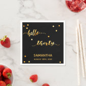 30th誕生日ブラック金ゴールドhello 30ネームスクリプト スタンダードカクテルナプキン (インサイチュ)
